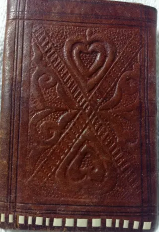 Cartera de piel grabada.