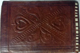 Cartera de piel grabada.