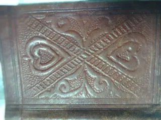 Cartera de piel grabada.