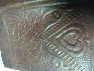 Cartera de piel grabada.