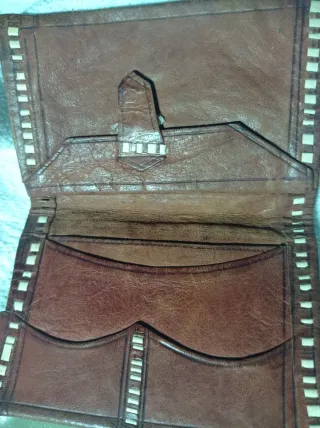 Cartera de piel grabada.