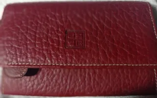 Cartera de piel roja con logo grabado