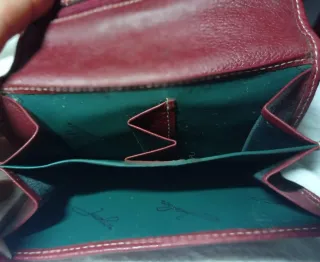 Cartera de piel roja con logo grabado