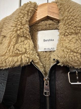 Chaqueta Bershka efecto piel forrada calentita