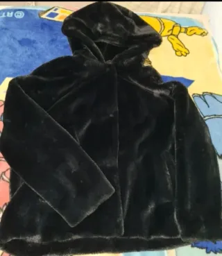 Chaqueta negra con capucha