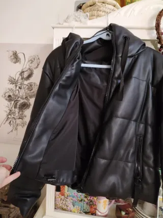 Cazadora bomber acolchada con capucha