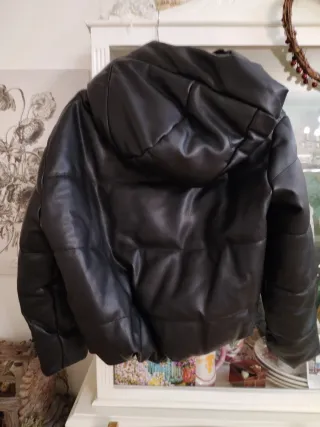 Cazadora bomber acolchada con capucha