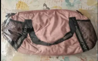 Bolsa deportiva rosa y negra