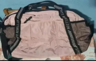 Bolsa deportiva rosa y negra