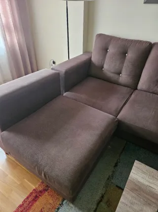 Sofá chaise longue. Disponible a partir de marzo.