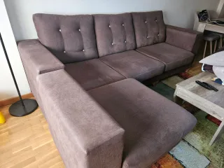 Sofá chaise longue. Disponible a partir de marzo.