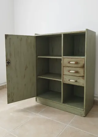 Armario restaurado estilo industrial verde