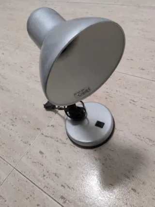 Lámpara de escritorio plateada flexible