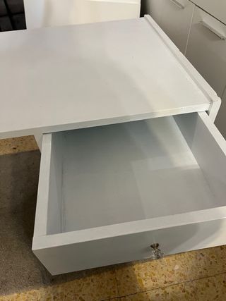 Scrivania bianca con cassetti