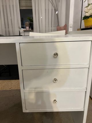 Scrivania bianca con cassetti