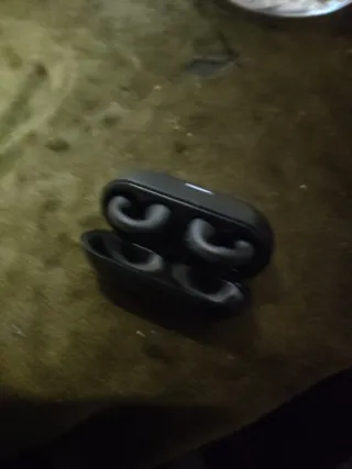 Auriculares Clip Grises con su cargador