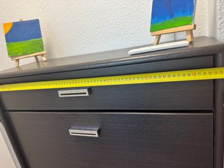 Zapatero de madera marrón montado