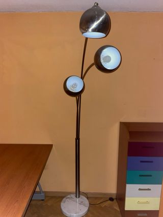 Lámpara de pie diseño moderno orientable