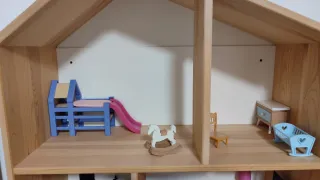 Casita de madera de juguete con accesorios