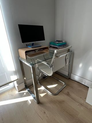 Escritorio de cristal y metal