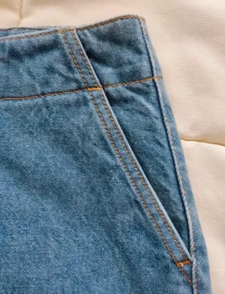 Falda vaquera azul con botones.