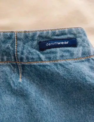 Falda vaquera azul con botones.