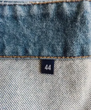 Falda vaquera azul con botones.