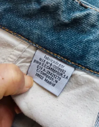 Falda vaquera azul con botones.