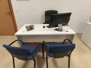 Mesa de oficina blanca de 150 por 60cm