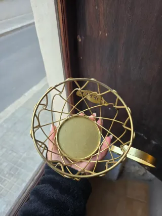 Cesta decorativa dorada para café