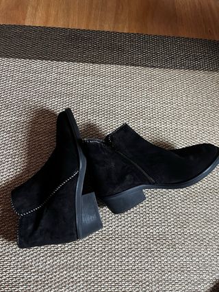 Botas bajas negras ante