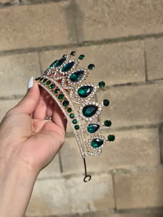 Corona de fiesta con piedras verdes