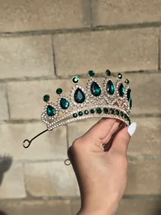 Corona de fiesta con piedras verdes