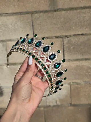 Corona de fiesta con piedras verdes