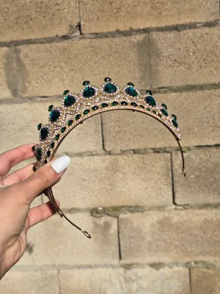 Corona de fiesta con piedras verdes