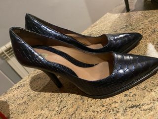 Zapatos de tacón azul con textura de piel