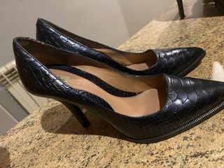 Zapatos de tacón azul con textura de piel