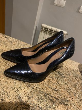 Zapatos de tacón azul con textura de piel