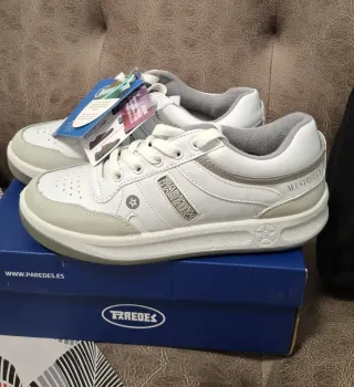 Zapatillas Paredes Blancas y Grises