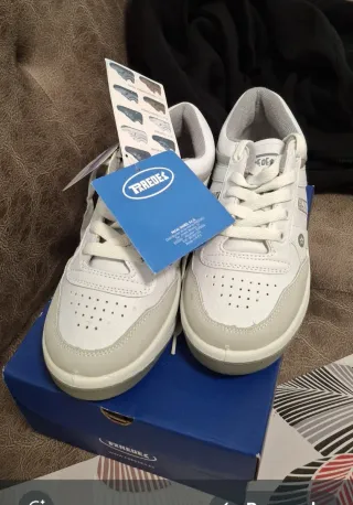 Zapatillas Paredes Blancas y Grises