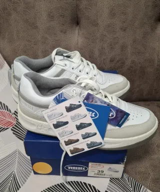 Zapatillas Paredes Blancas y Grises