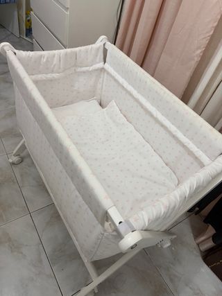Mini cuna para bebé con ruedas