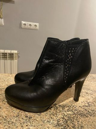 Botines negros con tachuelas