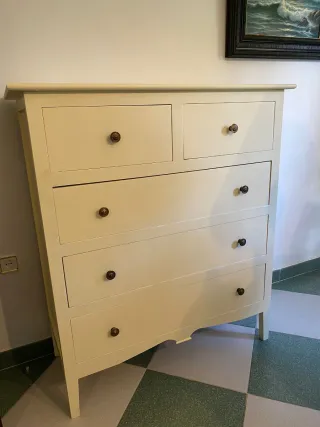 Cómoda grande de madera color beige