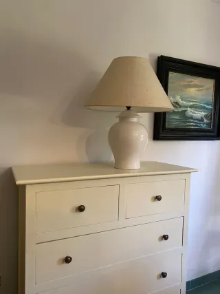 Cómoda grande de madera color beige