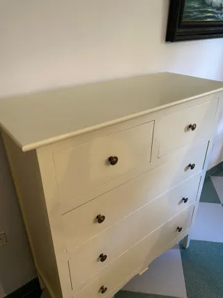 Cómoda grande de madera color beige