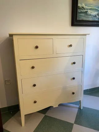 Cómoda grande de madera color beige