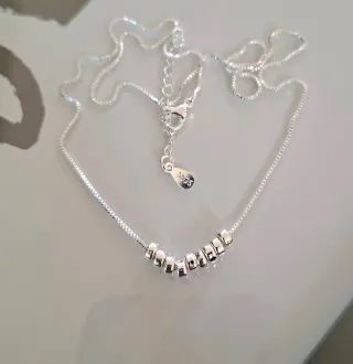 Collar de plata con cuentas