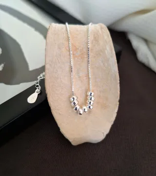 Collar de plata con cuentas
