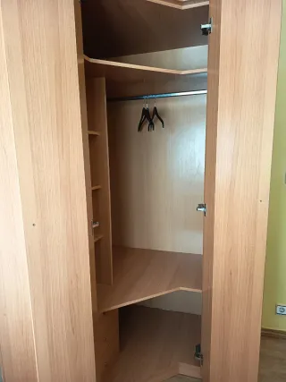 Armario esquinero de madera